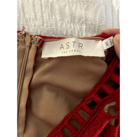 ASTR The Label Short Sleeve Lace Jumper in Red Lipstick Small - Picture 9 of 9
